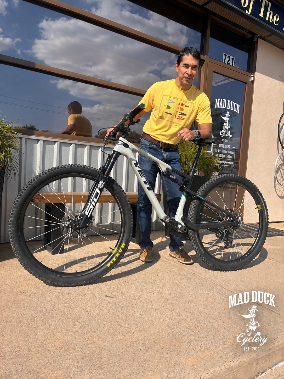 Mad Duck bike of the day 05 - Yeti mountain bike with rider